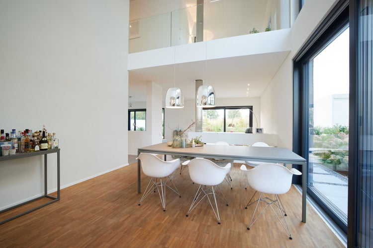 Wohnzimmer mit Sofa, Tisch, Stehlampe und Teppich