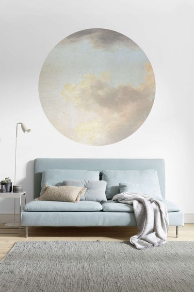 Wohnzimmer mit Sofa, Teppich und Wandtattoo mit Wolkenmotiv