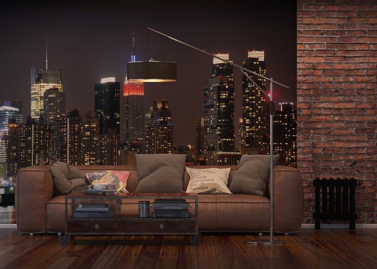Wohnzimmer mit braunem Sofa, Couchtisch und New York Skyline Tapete