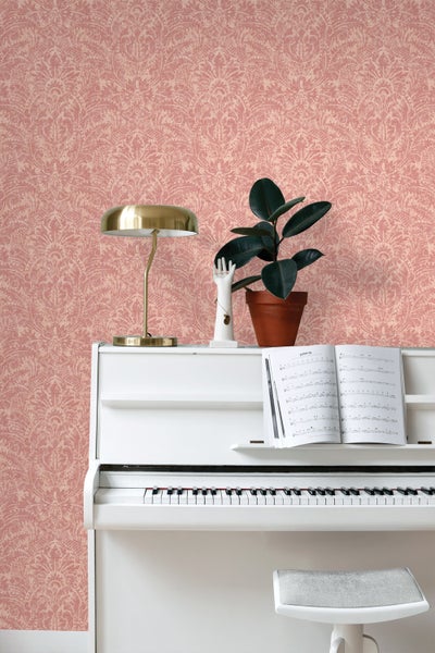 Szene mit gemusterter Tapete, Klavier, Lampe und Zimmerpflanze