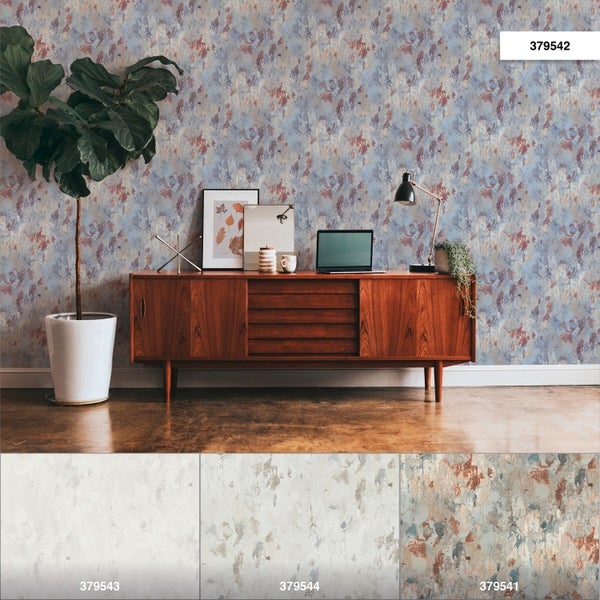 Nahaufnahme von Kiefernzweigen mit Nadeln und kleinen lila Blüten