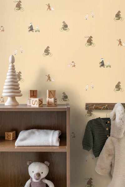 Kindertapete mit Tiermotiven, Bären auf Fahrrädern, gestreifter Hintergrund für ein Kinderzimmer.