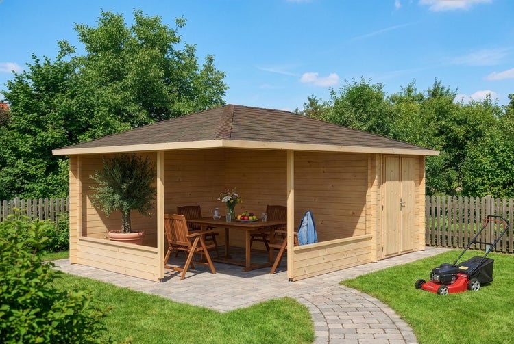 Modernes Gartenhaus aus Holz mit integriertem Sitzbereich und Abstellraum. Holztisch, Stühle und ein Rasenmäher auf der Rasenfläche.