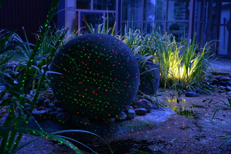 Dekorative Kugelleuchten im Garten mit roter und grüner Beleuchtung