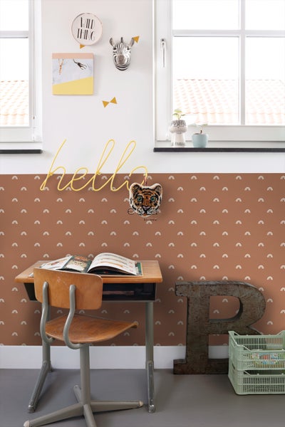 Dekoriertes Kinderzimmer mit Schreibtisch, Stuhl und Wanddekorationen