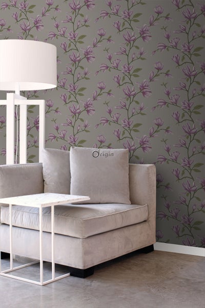 Wohnzimmerszene mit Sofa und Wandtapete mit floralem Magnolienmuster