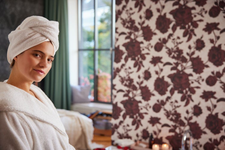 Bohrmaschine beim Anbringen einer Schraube an einer Metallsäule