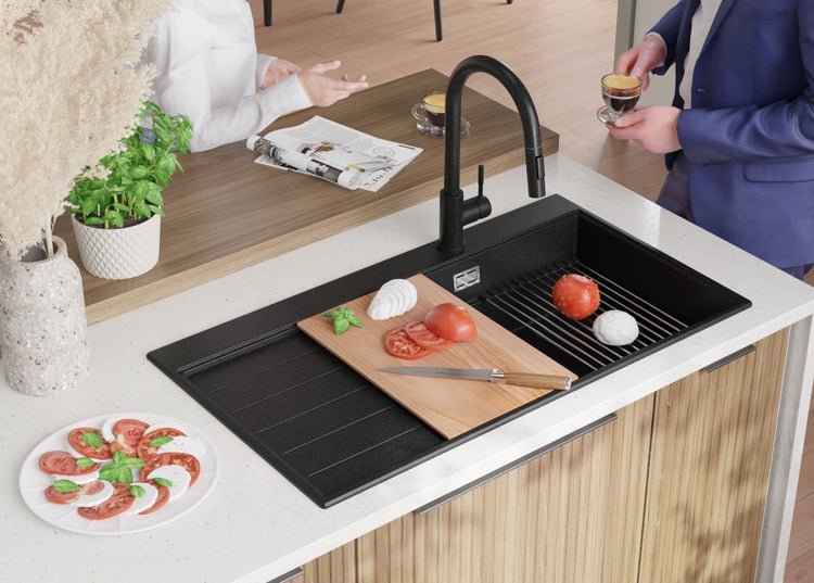 Küchenszene mit Spüle, Armatur, Schneidebrett und Zutaten