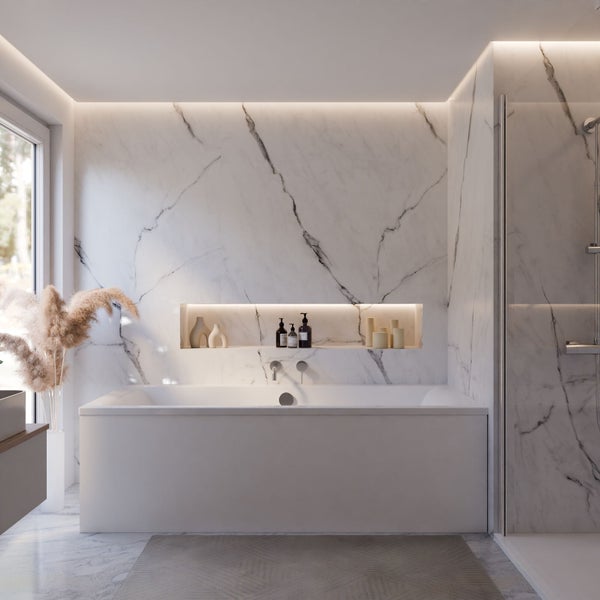 Helles Badezimmer mit Badewanne, Dusche und Marmorwand