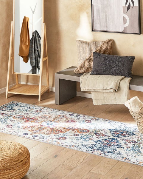 Gruppe von blühenden Fingerhüten in einer Gartenlandschaft