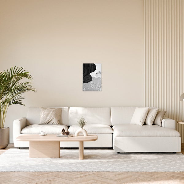 Wohnzimmer mit Sofa, Tisch und einem Bild mit abstrakten Formen