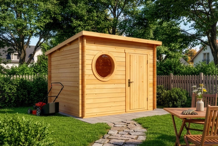 Modernes Holzgartenhaus mit Pultdach, rundem Fenster und Einzeltür in einem gepflegten Garten mit Rasenmäher und Holzmöbeln.