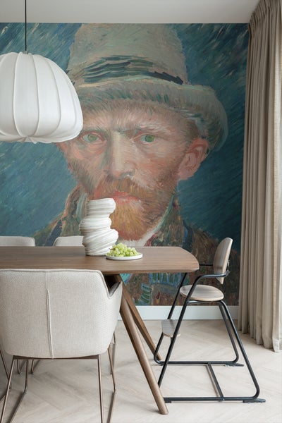 Esszimmer mit Esstisch, Stühlen, Lampe und Wandbild