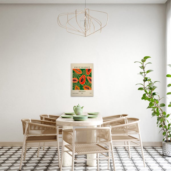Ein Speisezimmer mit einem Esstisch, Stühlen und einem an der Wand hängenden Obstmarkt-Poster.