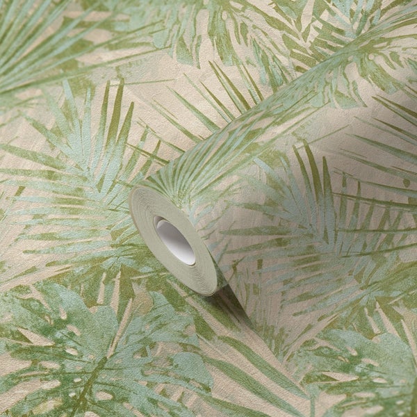 Dekorative Wand mit tropischem Blättertapetenmuster, mit einer Vase und einem kleinen Stuhl