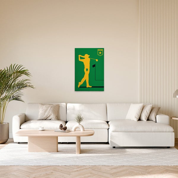 Wohnzimmer mit Sofa, Tisch und einem Wandbild, das einen Golfspieler zeigt