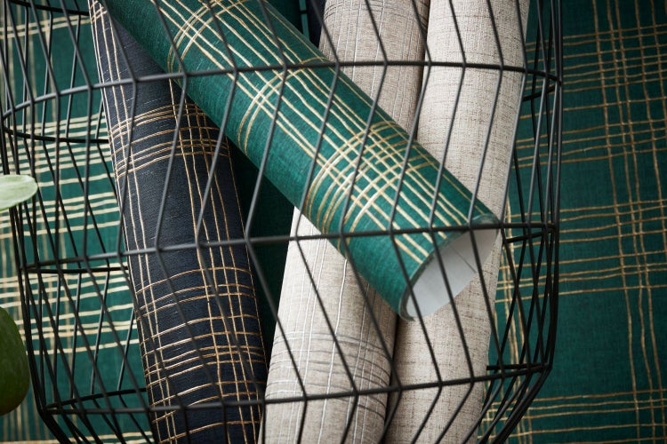 Wohnzimmer mit Holzkommode, Sessel und Dekoration