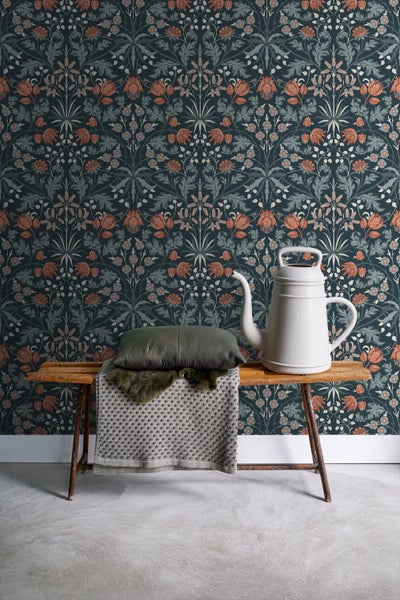 ESTAhome Tapete Blumenmuster im Jugendstil Dunkelblau und Terrakotta - 50 x 900 cm - 131182