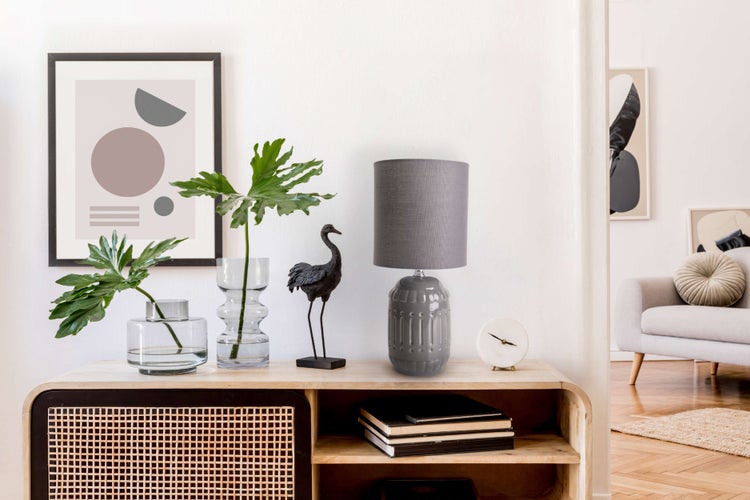 Dekoratives Wohnzimmer mit Konsole, Lampe und Zimmerpflanzen