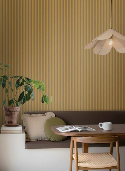 Esszimmer mit gestreifter Tapete, Tisch, Stuhl und Zimmerpflanze