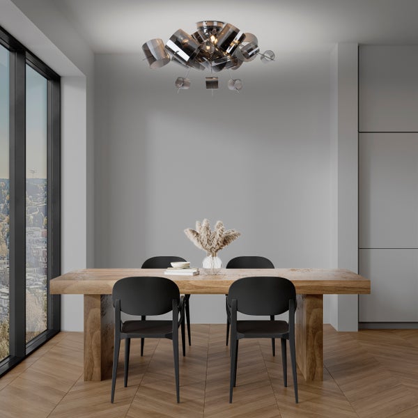 Helles Esszimmer mit Holztisch, schwarzen Stühlen und moderner Deckenleuchte.