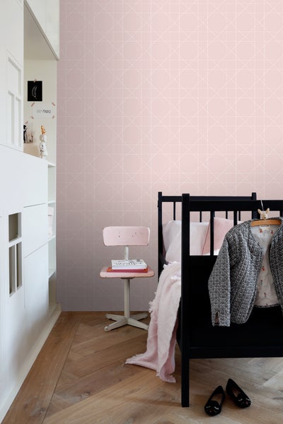 Kinderzimmer mit Bett, Stuhl und geometrischer Mustertapete