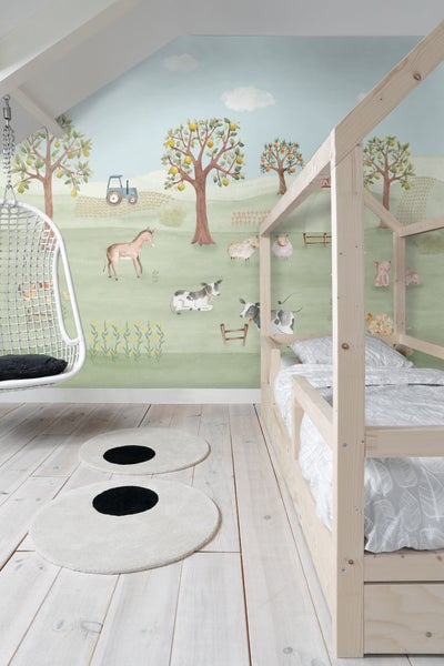 Kinderzimmer mit Wandbild, Hängekorbsessel und Holzbett