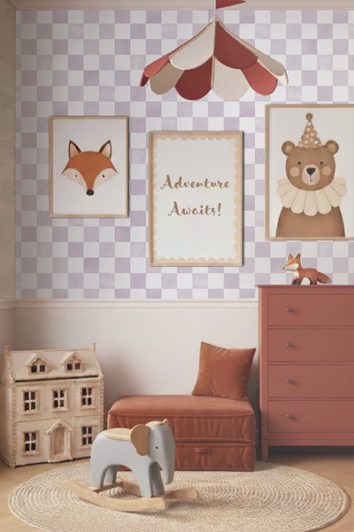 Dekoratives Kinderzimmer mit Möbeln, Spielzeug und Wandbildern mit Tiermotiven.