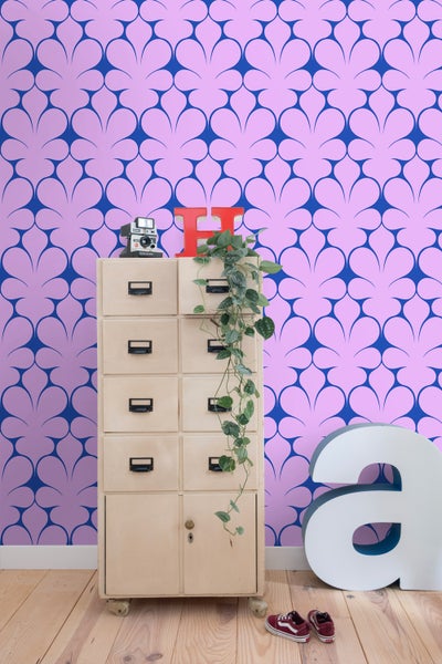 Dekoratives Stillleben mit Pflanze im Topf, Kerze und Kunstobjekt auf einem Tisch