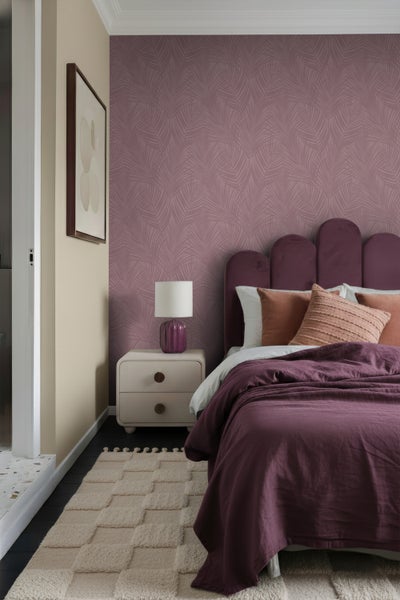 Helles Schlafzimmer mit gemusterter Tapete, Bett, Nachttisch und Teppich für eine gemütliche Atmosphäre