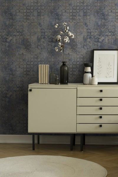 Dekoratives Schlafzimmer mit Kommode und gemusterter Tapete