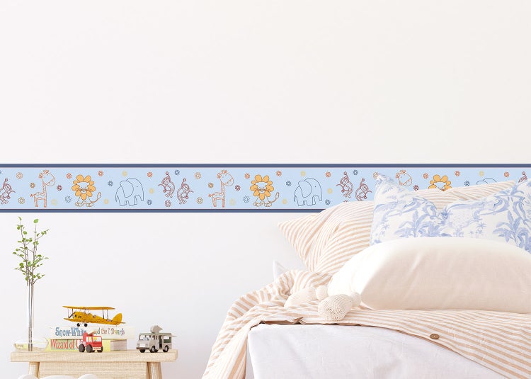 Tapetenbordüre für Kinderzimmer mit Tiermotiven wie Giraffe, Löwe und Elefant, angebracht an einer Wand über einem Bett.