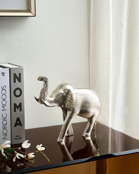Dekorative Elefantenfigur aus Metall auf einem Tisch