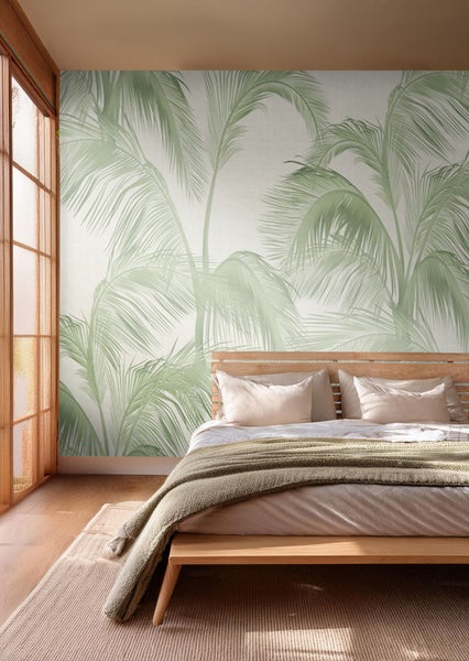 Schlafzimmer mit Palmenmuster-Tapete, Holzbett und Teppich