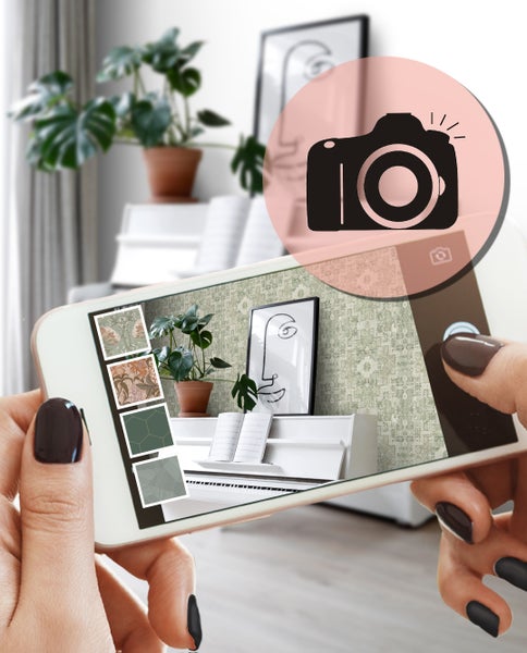 Smartphone zeigt Auswahlmöglichkeiten für Tapeten in einem Wohnraum mit Klavier und Zimmerpflanzen.