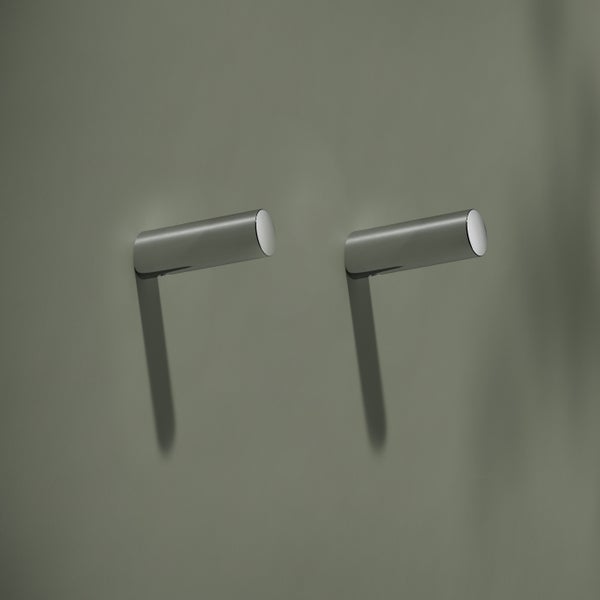 Zwei zylindrische Wandhaken aus Metall zur Montage an der Wand.