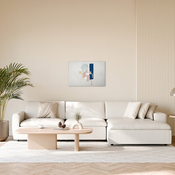 Wohnzimmer mit weißem Sofa, Holztisch und Wandbild