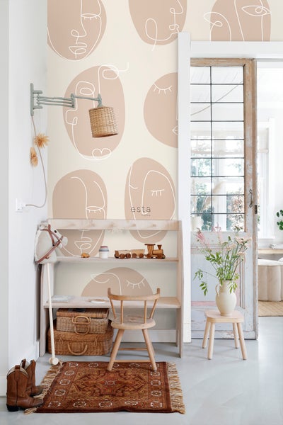 Dekoratives Interieur mit grafischer Tapete, Holzregal, Stuhl und Teppich