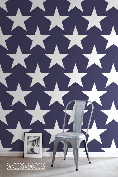Wandtapete mit Sternmuster, Stuhl und gerahmtes Bild