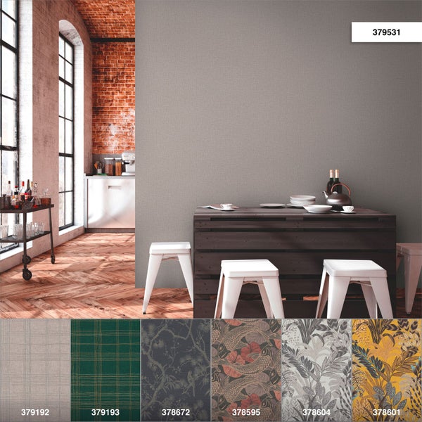 Dekorativer Wohnbereich mit Rattansessel, Beistelltisch und passenden Wohnaccessoires für ein gemütliches Ambiente.