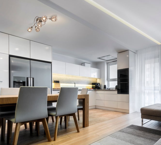 Helle, moderne Küche mit Essbereich, Esstisch, Stühlen und Küchenzeile