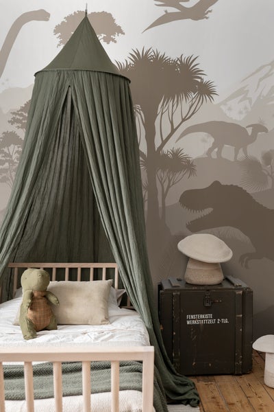 Kinderzimmer mit Himmelbett und Dinosaurier-Motivtapete
