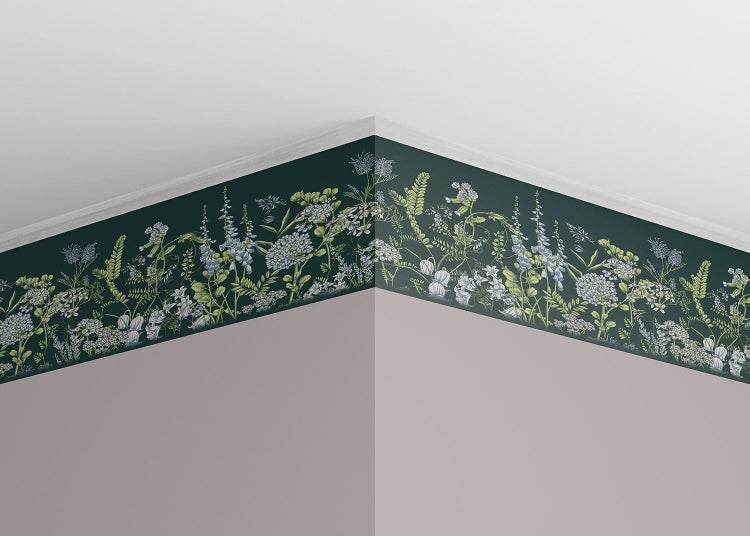 Tapetenbordüre mit floralem botanischem Muster aus Wildblumen und Gräsern an der oberen Wandkante in einer Zimmerecke.