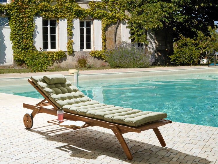 Liegestuhl mit Rädern, Auflage, Getränk und Buch am Pool