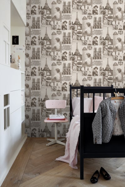Kinderzimmer mit Fototapete mit Paris Motiven, Bett und Schreibtischstuhl