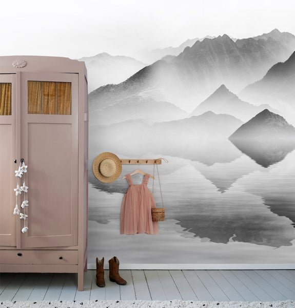 Zimmer mit Tapete mit Bergmotiv, Kleidung und Schrank