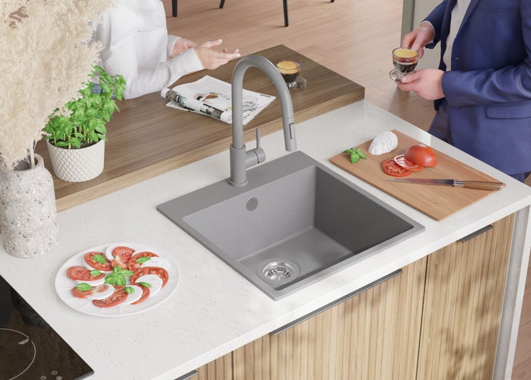 Küchenszene mit Spüle, Armatur und Lebensmitteln auf der Arbeitsplatte.