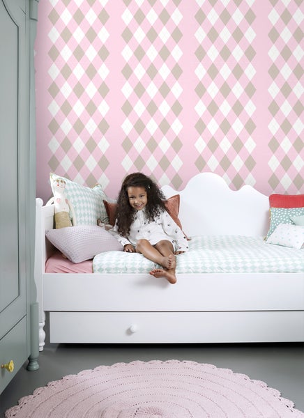 Kinderzimmer mit Argyle-Tapete, Bett und Mädchen