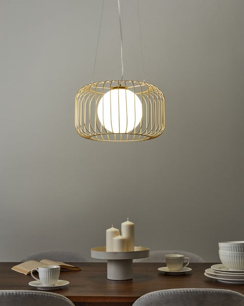 Moderne Pendelleuchte mit Kugel und Käfigschirm über einem Esstisch mit Geschirr und Kerzen