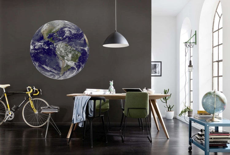 Wohnzimmer mit Esstisch, Stühlen, Fahrrad und Weltkugel-Wandbild